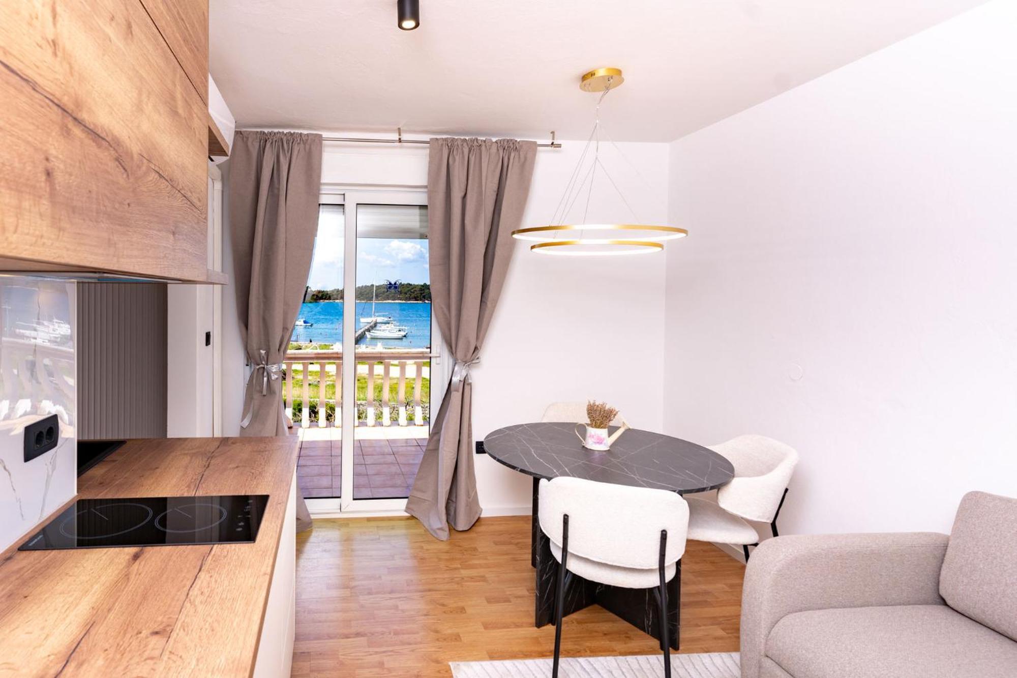 Guesthouse Mira Rab Town Eksteriør billede