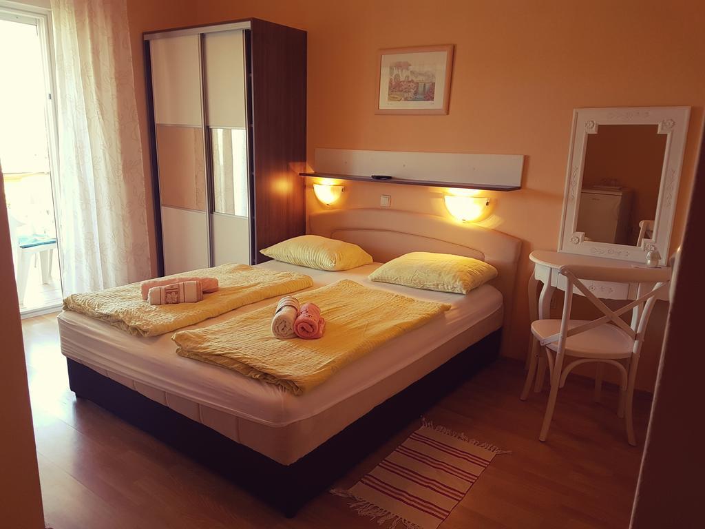 Guesthouse Mira Rab Town Eksteriør billede